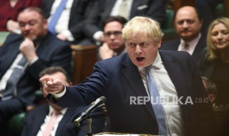  Dalam foto yang disediakan oleh Parlemen Inggris, Perdana Menteri Inggris Boris Johnson berbicara di Houses of Commons, London, Senin 31 Januari 2022. Boris Johnson meminta maaf atas pesta-pesta yang melanggar penguncian di 10 Downing Street dan bersikeras bahwa dia dan pemerintahnya dapat dipercaya. Johnson mengatakan kepada anggota parlemen di House of Commons pada hari Senin bahwa dia akan membuat perubahan pada cara pemerintah dijalankan setelah skandal partygate.