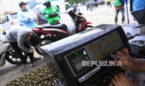 Petugas memantau hasil uji emisi gas buang sepeda motor di pintu keluar Terminal Blok M, Jakarta Selatan. Dishub DKI akan berikan tarif parkir mahal untuk kendaraan yang tak lulus uji emisi.