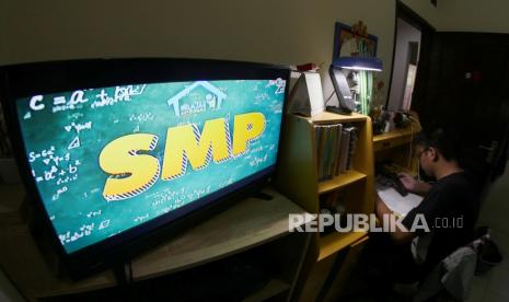 Siswa sekolah menengah pertama di Bandung, Rakean Ahmad, mengikuti proses belajar jarak jauh yang ditayangkan Stasiun Televisi Republika Indonesia (TVRI) di Bandung, Senin (13/4). Kementerian Pendidikan dan Kebudayaan (Kemendikbud) meluncurkan program Belajar dari Rumah sebagai alternatif belajar jarak jauh di tengah pandemi Covid-19