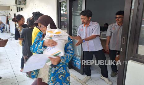 Warga mendatangi Kantor Pos Indramayu untuk menerima bantuan beras, Senin (18/9/2023).