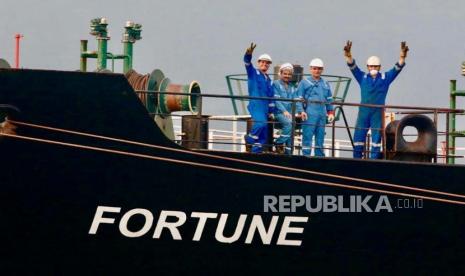 Sejumlah pekerja kapal “Fortune” Iran yang membawa minyak bensin tiba di Puerto Cabello, Venezuela, Senin (25/5). AS jatuhkan sanksi pada lima kapten kapal Iran yang mengirimkan minyak ke Venezuela. Ilustrasi. 