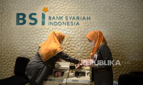 Pegawai  BSI membantu nasabah melakukan transaksi di Kantor Cabang Jakarta Thamrin, Jakarta, Kamis (11/5/2023). Layanan perbankan PT Bank Syariah Indonesia Tbk (BSI) telah kembali normal, baik di kantor cabang, mesin anjungan tunai mandiri (ATM) maupun mobile banking sehingga dapat digunakan oleh nasabah untuk bertransaksi. BSI Jemput Bola Selesaikan Sisa Pelunasan Biaya Haji Hari Ini