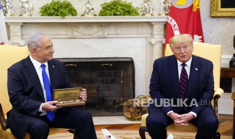 Presiden Donald Trump bertemu dengan Perdana Menteri Israel Benjamin Netanyahu di Oval Office, Selasa (15/9/2020), di Gedung Putih di Washington. Trump mempersembahkan kunci Netanyahu sebagai hadiah. 