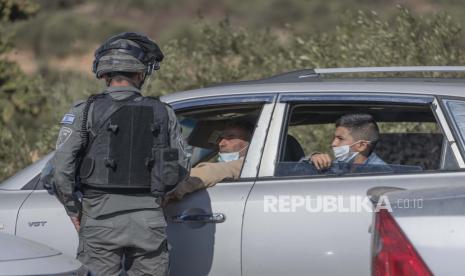  Polisi perbatasan Israel menutup jalan dan memblokir aktivis yang mencoba bergabung dengan petani Palestina dan membantu mereka mencapai kebun mereka untuk panen zaitun, di desa Burqa Tepi Barat, Timur Ramallah, Jumat, 16 Oktober 2020. Warga Palestina bentrok dengan polisi perbatasan Israel di Tepi Barat pada hari Jumat selama upaya mereka untuk mencapai dan memanen kebun zaitun mereka di dekat pos terdepan pemukim Yahudi