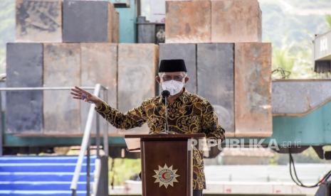 Muhammadiyah Siagakan RS di Seluruh Indonesia. Foto:   Ketua Umum Pimpinan Pusat Muhammadiyah Haedar Nashir memberikan sambutan pada acara Groundbreaking Rumah Sakit Muhammadiyah Bandung Selatan (RSMBS) di Jalan Raya Laswi, Ciparay, Kabupaten Bandung, Ahad (23/1). Rumah sakit tipe D yang didesain dengan konsep modern dan ramah lingkungan tersebut rencananya akan dibangun empat lantai di tanah seluas 5.200 meter persegi serta terdapat 21 kamar rawat inap dengan 59 tempat tidur. Foto: Republika/Abdan Syakura