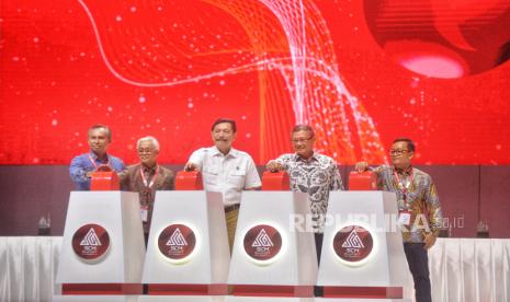 President Director Petronas Indonesia Yuzaini bin Md Yusof, Kepala SKK Migas Dwi Soetjipto, Menteri Koordinator Bidang Kemaritiman dan Investasi Luhut Binsar Pandjaitan, Menteri ESDM, Arifin Tasrif dan Ketua Komisi VII DPR RI Sugeng Suparwoto (dari kiri) membuka Supply Chain & National Capacity Summit 2024 di JCC, Senayan, Jakarta, Rabu (14/8/2024). Supply Chain & National Capacity Summit 2024 yang mengangkat tema Navigating Long Term Plan Through Integrated Supply Chain for National Capacity Building ini dirancang untuk memperkuat kolaborasi dan mempersiapkan industri hulu migas menghadapi tantangan yang semakin kompleks.