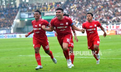 Bek Persis Solo Fabiano Beltrame (tengah) bersama pemain lain melakukan selebrasi usai mencetak gol.