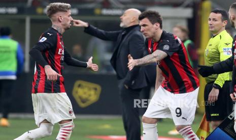  Pemain AC Milan Mario Mandzukic (kanan) memasuki lapangan saat pertandingan sepak bola Serie A Italia antara AC Milan melawan Atalanta BC di stadion Giuseppe Meazza di Milan, Italia, 23 Januari 2021.