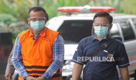 Menteri Kelautan dan Perikanan Edhy Prabowo (kiri) bersiap menjalani pemeriksaan perdana sebagai tersangka  di Gedung Komisi Pemberantasan Korupsi (KPK), di Jakarta, Kamis (26/11/2020). KPK sebelumnya menetapkan tujuh tersangka dalam kasus dugaan suap terkait perizinan tambak, usaha, dan atau pengelolaan perikanan atau komoditas perairan sejenis lainnya tahun 2020. 