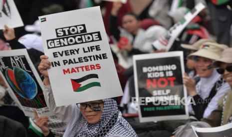 Sejumlah orang mengikuti aksi damai bermiliar dukungan untuk Gaza dan Palestina dan mengecam Israel di kawasan Patung Kuda, Monas, Jakarta Pusat, Ahad (9/6/2024) .