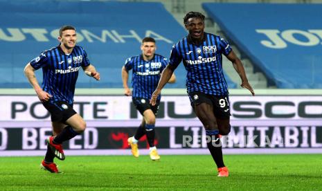 Duvan Zapata (kanan) dari Atalanta merayakan kemenangan setelah memimpin 1-0 dalam pertandingan sepak bola Serie A Italia antara Atalanta BC dan SSC Napoli di Bergamo, Italia, 21 Februari 2021.