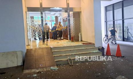 Penjelasan Awal Polisi soal Penembakan di Kantor MUI. Foto:   Kondisi bagian dalam Gedung MUI Pusat, Jakarta yang mengalami kerusakan pascainsiden penembakan pada Selasa (2/5/2023) siang.