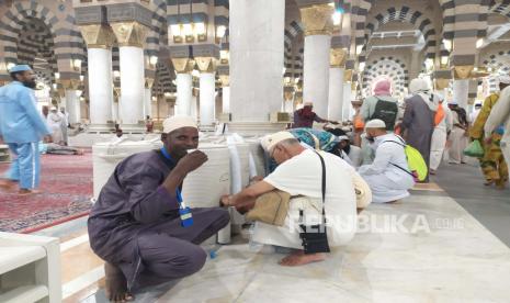 Minum AIR ZAMZAM,Sejumlah jamaah haji meminum air zamzam di Masjid Nabawi, Madinah, Sabtu (27/7). Sebagian jamaah membawa air zamzam ke pemondokannya untuk diminum di kamar. SYAHRUDDIN EL-FIKRI/REPUBLIKA