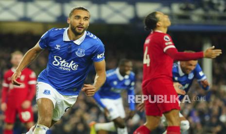 Pemain Everton Dominic Calvert-Lewin, kiri, merayakan setelah mencetak gol kedua timnya selama pertandingan sepak bola Liga Premier Inggris antara Everton dan Liverpool di stadion Goodison Park di Liverpool, Inggris, Kamis (25/4/2024) dini hari WIB.