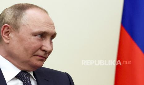 Kremlin telah menepis rumor tentang menurunnya kondisi kesehatan Presiden Rusia Vladimir Putin. Mereka menegaskan, Putin dalam keadaan fit dan baik-baik saja.