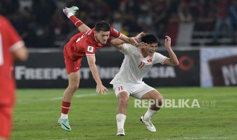 Pemain Timnas Indonesia Justin Hubner berebut bola dengan pemain Vietnam dalam pertandingan Kualifikasi Piala Dunia 2026 di Stadion Gelora Bung Karno, Senayan, Jakarta, Kamis (21/3/2024). Pada pertandingan itu Indonesia menang dengan skor 1-0. Gol timnas Indonesia lahir dari kaki Egy Maulana Vikri di menit ke-52.