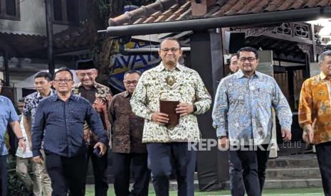 Bakal calon presiden (capres), Anies Rasyid Baswedan bersama Tim 8 Koalisi Perubahan untuk Persatuan usai menemui Ketua Majelis Tinggi Partai Demokrat, Susilo Bambang Yudhoyono (SBY) di kediamannya, Kabupaten Bogor, Jumat (25/8/2023) malam. 