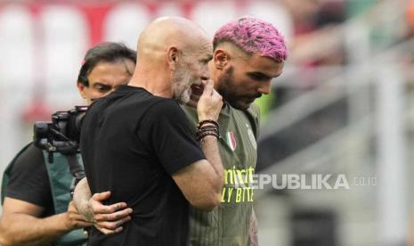 Manajer AC Milan Stefano Pioli berbicara dengan Theo Hernandez di akhir pertandingan sepak bola Serie A antara AC Milan dan Lazio, di stadion San Siro di Milan, Italia, Sabtu (6/5/2023).