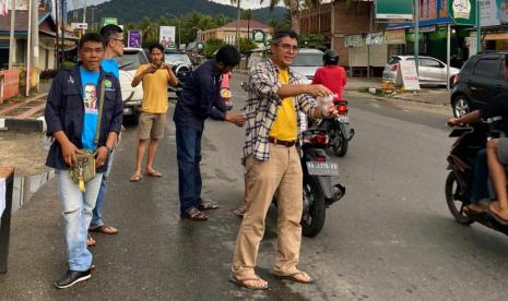 Alumni UBH Sijunjung Bersama Lanis Band Berbagi Takjil dan Hibur Pejalan Sore