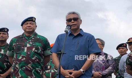 Director-General (Director General) of Protocol and Consular Affairs, Andy Rachmianto (in front of the microphone).