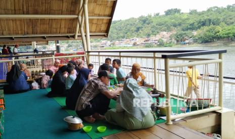 Sejumlah pengunjung menikmati suasana di Situ Ciburuy, Padalarang, Kabupaten Bandung.  Psikolog Universitas Gadjah Mada (UGM) Novi Poespita Candra mengatakan bahwa merasa belum puas menghabiskan momen liburan menjadi pemicu munculnya rasa malas kerja hingga penurunan produktivitas.