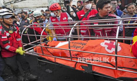 Petugas mengevakuasi jenazah korban kebakaran Depo Pertamina Plumpang, Sabtu (4/3/2023). Rumah Sakit (RS) Bhayangkara Polri Kramat Jati, Jakarta Timur, kembali mengidentifikasi jenazah korban kebakaran Depo Pertamina Plumpang, Jakarta Utara. 