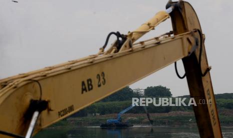 Pemerintah Kota Jakarta Utara mengeruk saluran inlet 4 di Kecamatan Tanjung Priok, Ahad (15/11). Hal itu dilakukan untuk mengurangi genangan dan banjir di Jalan Raya Gaya Motor dan sekitarnya.