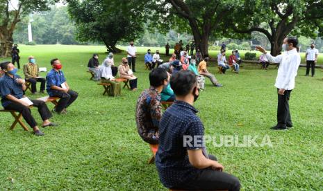 Presiden Joko Widodo berbincang dengan penerima bantuan saat pemberian bantuan modal kerja di halaman Istana Kepresidenan Bogor, Jawa Barat, Jumat (24/7/2020). Presiden menyerahkan bantuan kepada pedagang kecil dan mikro yang terdampak pandemi COVID-19 sebesar Rp2,4 juta untuk modal kerja dan usaha. 