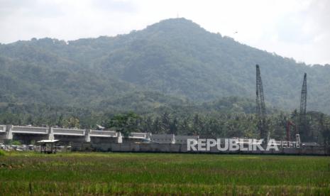 Pekerja menyelesaikan proyek jalur Kereta Bandara Yogyakarta International Airport (YIA) di Temon, Kabupaten Kulonprogo, Provinsi DI Yogyakarta, Kamis (8/4). 