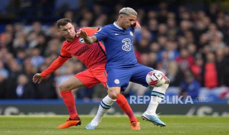 Gelandang Chelsea asal Argentina, Enzo Fernandez (kanan).