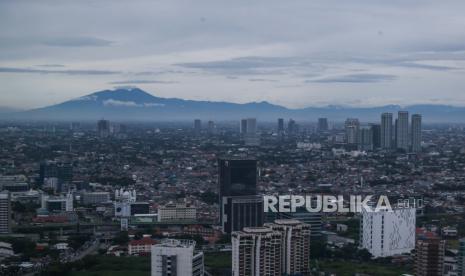 Suasana Kota Jakarta dengan latar belakang Gunung Salak terlihat di Jakarta pada suatu hari di bulan Januari 2022. Kualitas udara di Jakarta dan Jabodetabek umumnya membaik di siang hari.