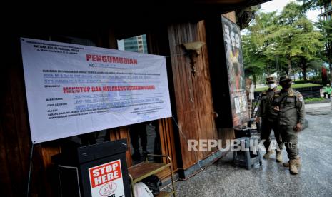 Petugas Satpol PP bersama Dinas Pariwisata dan Ekonomi Kreatif, serta TNI  melakukan penyegelan di salah satu bar-resto Holywings di Jakarta, Selasa (28/6/2022). Holywings mengaku sebelum Muhammad dan Maria, pernah juga menggunakan sejumlah nama.