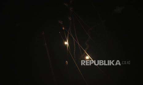 Sistem pertahanan udara Iron Dome Israel meluncurkan rudal untuk mencegat roket yang ditembakkan dari Jalur Gaza ke arah Israel, di atas Kota Gaza, Kamis pagi, 21 April 2022.