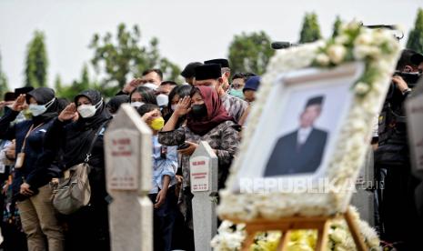 Keluarga dan kerabat saat menghadiri prosesi upacara pemakaman Ketua Dewan Pers Azyumardi Azra di Taman Makam Pahlawan (TMP) Kalibata, Jakarta, Selasa (20/9/2022). Mantan Rektor Universitas Islam Negeri (UIN) Syarif Hidayatullah Jakarta tersebut meninggal dunia pada hari Ahad (18/9/2022) setelah menjalani perawatan di rumah sakit Serdang, Selangor Malaysia. Azyumardi Azra meninggal di usia 67 tahun. Republika/Thoudy Badai