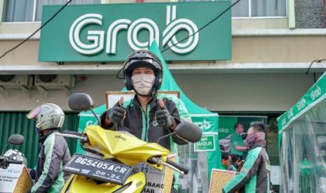 Salah seorang driver Grab mendapatkan bantuan sembako. (Grab)