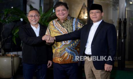 Ketua Umum Partai Golkar Airlangga Hartarto (tengah) bersama Ketua Umum PAN Zulkifli Hasan (kiri) dan Plt Ketua Umum PPP Mardiono (kanan) berjabat tangan usai memberikan keterangan kepada wartawan saat silaturahmi Koalisi Indonesia Bersatu (KIB) di kediaman Airlangga Hartarto, di Jakarta, Kamis (27/4/2023). Dalam kesempatan tersebut ditegaskan bahwa KIB masih solid usai keputusan PPP mendukung Ganjar Pranowo sebagai bakal calon presiden pada pilpres 2024. Selain itu KIB juga tidak akan mencampuri urusan internal partai masing-masing.