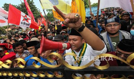 Sejumlah mahasiswa dari berbagai elemen berunjuk rasa di depan Balai Kota Surabaya, Jawa Timur, Rabu (13/4/2022). Mereka menolak kenaikan  bahan bakar minyak (BBM) dan sejumlah komoditi bahan pokok. 