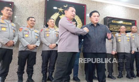 Kapolri Jenderal Listyo Sigit Prabowo (kiri) dan Ketua Umum Persatuan Sepak bola Seluruh Indonesia (PSSI) Erick Thohir saat konferensi pers di Mabes Polri di Jakarta, Senin (26/6/2023).