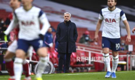 Manajer Tottenham Jose Mourinho selama pertandingan sepak bola Liga Premier Inggris antara Arsenal dan Tottenham Hotspur di Stadion Emirates di London, Inggris, Ahad (14/3).