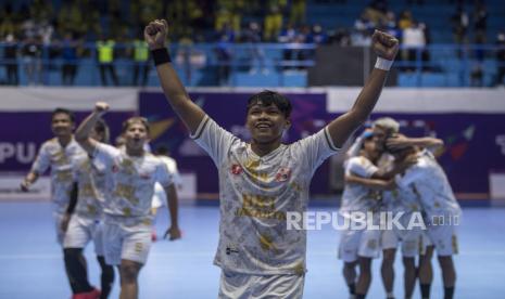 Tim bolatangan putra DKI Jakarta melakukan selebrasi usai menang melawan tim bolatangan putra Jawa Barat pada final Bola Tangan Putra PON Papua di GOR SP 2, Kabupaten Mimika, Papua, Kamis (14/10/2021). Tim bolatangan putra DKI Jakarta berhasil meraih medali emas sementara tim bolatangan putra Jawa Barat meraih medali perak dan tim bolatangan putra Kalimantan Timur meraih medali perunggu. 