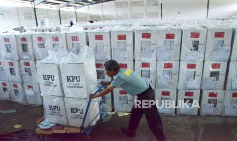 Petugas menyiapkan logistik Pemilu 2024 di Gudang Logistik KPU Kota Bandung. Bawaslu Kota Bandung masih menemukan kekurangan surat suara di tingkat kecamatan.