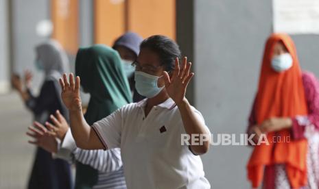 Penderita COVID-19 berolahraga di Stadion Patriot Candrabhaga yang baru-baru ini diubah menjadi pusat isolasi virus di Bekasi di pinggiran Jakarta, Indonesia, Rabu, 6 Januari 2021. Foto ilustrasi