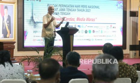 Gubernur Jawa Tengah, Ganjar Pranowo saat menghadiri acara puncak peringatan Hari Pers Nasional (HPN) tahun 2023 tingkat Jawa Tengah dan HUT ke-77 PWI, di Gedung Gradhika Bhakti Praja, Semarang, Jumat (3/3) malam. dok. humas prov. jateng