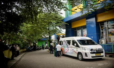 Warga menukarkan uang tunai baru di layanan kas keliling  Bank Indonesia di kawasan Pasar Tebet Barat, Jakarta, Selasa (28/3/2023).  Bank Indonesia (BI) menyediakan layanan penukaran uang baru di 5.066 titik di seluruh Indonesia dengan total persediaan uang Rp195 triliun guna memenuhi kebutuhan masyarakat saat Ramadhan dan Idul Fitri 1444 H.