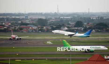 Aktivitas penerbangan terlihat di landasan pacu selatan di Bandara Soekarno Hatta, Tangerang, Banten, Kamis (28/11/2024). Pemerintah sepakat menurunkan harga tiket pesawat untuk penerbangan domestik sebesar 10 persen selama periode Natal 2024 dan Tahun Baru 2025, untuk membantu masyarakat dalam rangka mengurangi beban harga tiket di seluruh bandara di Indonesia. 