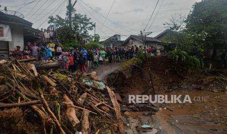 BNPB: Banjir Bandang Sukabumi Akibat Luapan Sungai Citarik. Warga mengamati proses evakuasi akibat banjir bandang di Kampung Cibuntu, Desa Pasawahan, Kecamatan Cicurug, Kabupaten Sukabumi, Jawa Barat, Selasa (22/9). Banjir bandang tersebut terjadi pada Senin (21/9) pukul 17.00 WIB akibat luapan sungai Citarik-Cipeuncit yang merendam tiga kecamatan yakni Cicurug, Parungkuda, Cidahu dan menyebabkan 234 rumah rusak, 210 kepala keluarga mengungsi serta tiga orang meninggal dunia. Republika/Thoudy Badai