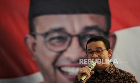 Mantan Gubernur DKI Jakarta, Anies Baswedan menyampaikan sambutan saat menghadiri acara Silaturahmi Idul Adha bersama sejumlah elemen warga di Jakarta, Rabu (19/6/2024).