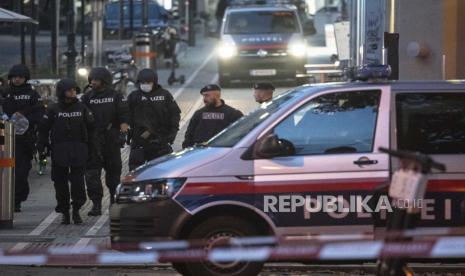  Selamatkan Polisi Saat Serangan Wina, Warga Palestina Dipuji. Foto: Polisi Austria berkumpul setelah beberapa kali penembakan di distrik pertama Wina, Austria, 03 November 2020. Menurut laporan terbaru, setidaknya tiga orang dilaporkan tewas dan banyak yang terluka parah dalam apa yang dianggap pejabat sebagai serangan teror yang terjadi di malam tanggal 2 November. 