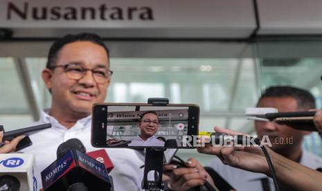 Calon presiden nomor urut 1, Anies Rasyid Baswedan menjawab pertanyaan wartawan usai menggelar pertemuan pimpinan parpol Koalisi Perubahan di Jakarta Pusat, Jumat (23/2/2024). 