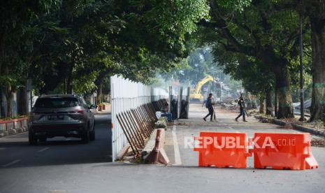 Pembangunan Underpass yangi menghubungkan Jalan Dustira dengan Jalan Sriwijaya Raya, Kota Cimahi, sudah dimuali, Jumat (6/8). Proyek tersebut dibangun untuk mengatasi kemacetan dan penumpukan kendaraan di perlintasan kereta api Dustira-Sriwijaya di saat jam lalu lintas padat.